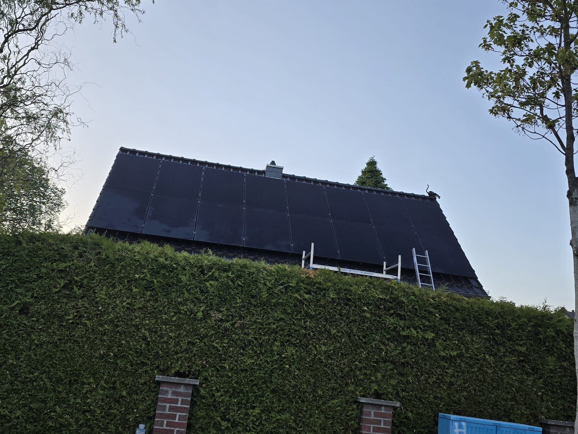 Techniker bei der Inspektion einer Solaranlage auf einem Wohnhausdach