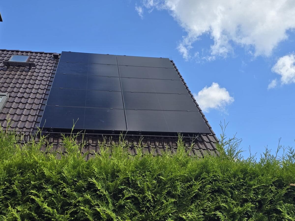 Fertige Photovoltaikanlage — echtes SGR-Projekt Berlin