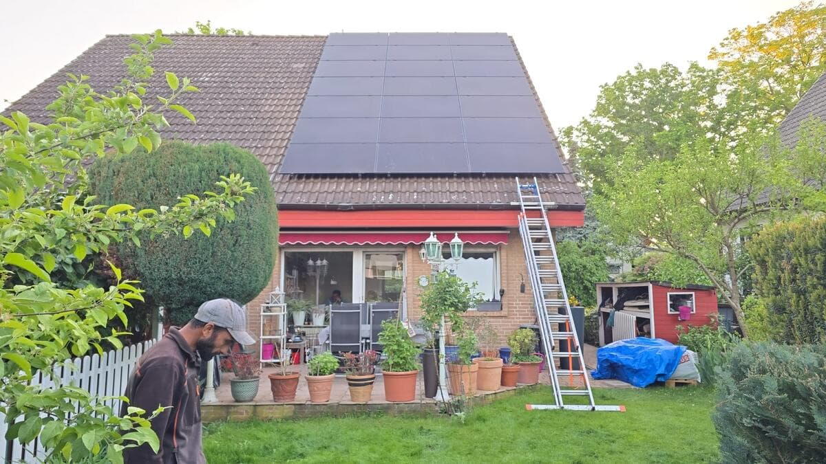 SGR-Group Techniker bei der Solarmodul-Montage vor Ort